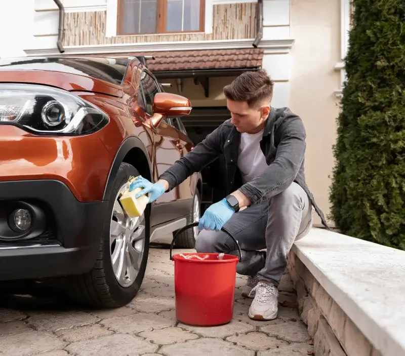 Lavage auto à domicile Les Attaques : professionnel intervenant sur un véhicule
